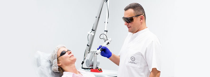 Rola dermatologa w zdrowym starzeniu się skóry – wywiad z dr. n. med. Marcinem Zakrzewskim