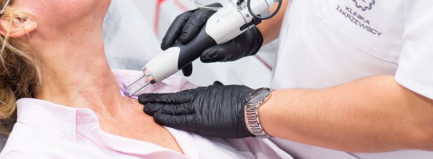3 specjalistów Kliniki Zakrzewscy poleca zabiegi na piękną skórę szyi i dekoltu.