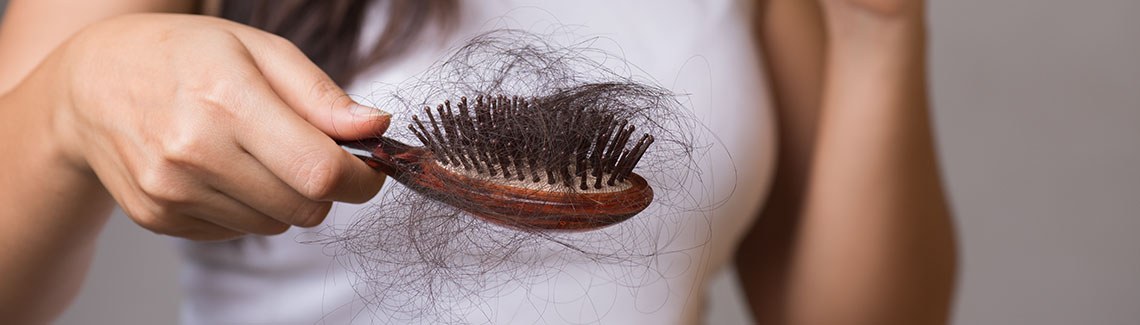 Nadmierne wypadanie włosów spowodowane stresem – jak z nim walczyć? Praktyczne wskazówki